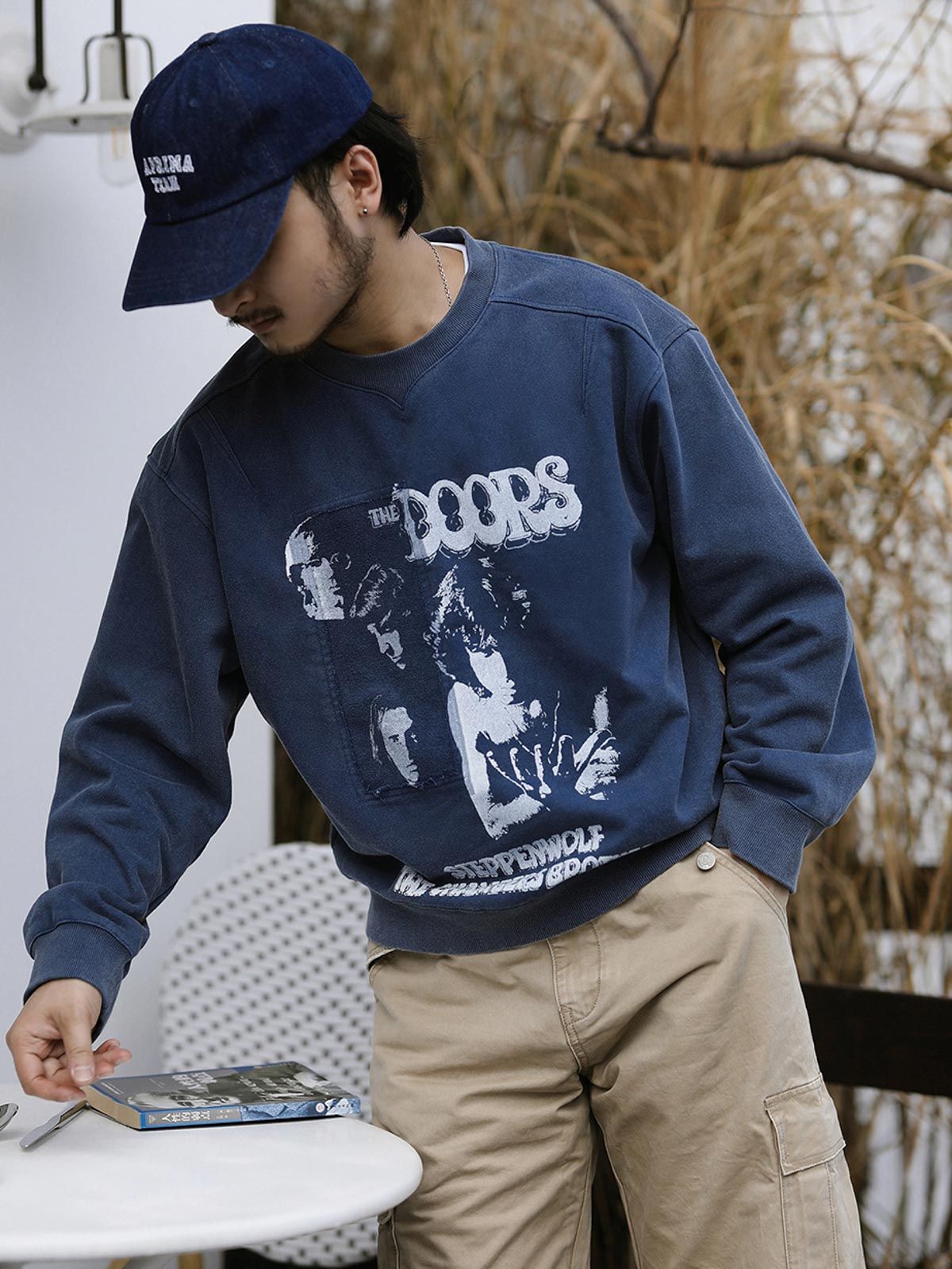 詳細画像: カットアウトデザインとプリントのディテールクローズアップ
モデル画像: サイケデリックロックスウェットシャツの着用例