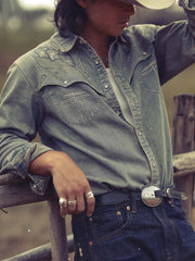 詳細画像: 唐草模様合金バックルのディテール画像
モデル画像: モデルが着用するウェスタン風頭層牛革ベルトのスタイリング例