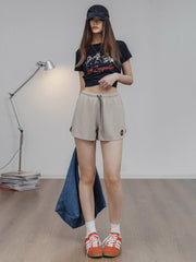 モデルがPESSOA CLUBのアクティブショートパンツを着用し、カジュアルなスポーツスタイルを披露