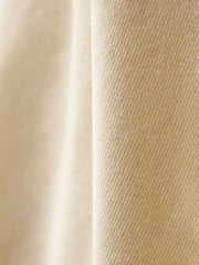 ポロシャツのカラフルなVネックカラーデザインのクローズアップ