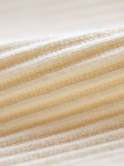 ブルー&ホワイトのコントラストカラーのカラーと袖のクローズアップ