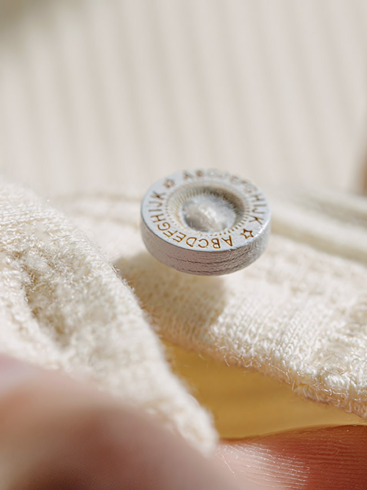 ブルー&ホワイトのコントラストカラーのカラーと袖のクローズアップ