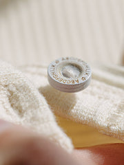 ブルー&ホワイトのコントラストカラーのカラーと袖のクローズアップ