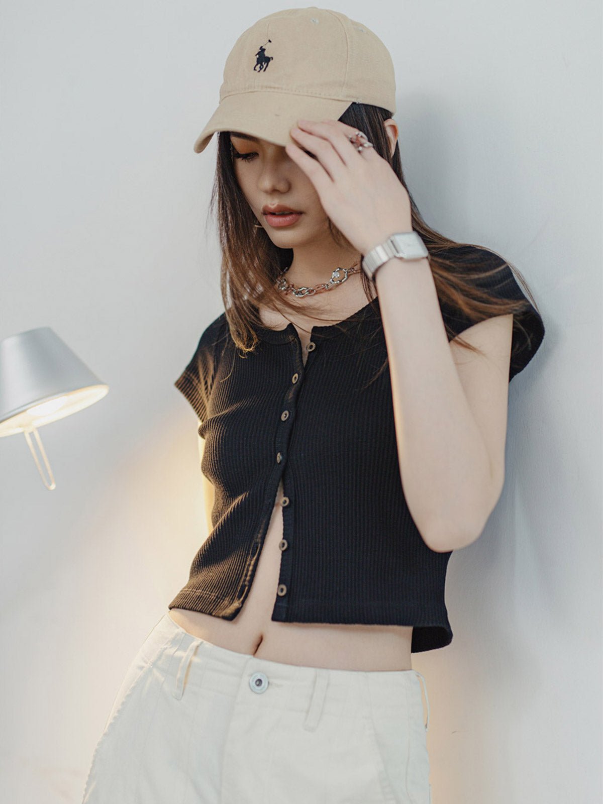 モデルがPESSOA CLUBのフレンチレトロ ドレスを着用し、エレガントなスタイリングを披露