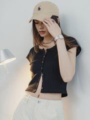 モデルがPESSOA CLUBのフレンチレトロ ドレスを着用し、エレガントなスタイリングを披露