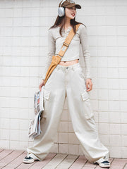 モデルがナチュラルカラー コットンシードハスク ビンテージ ワークパンツを着用し、カジュアルなワークスタイルを披露