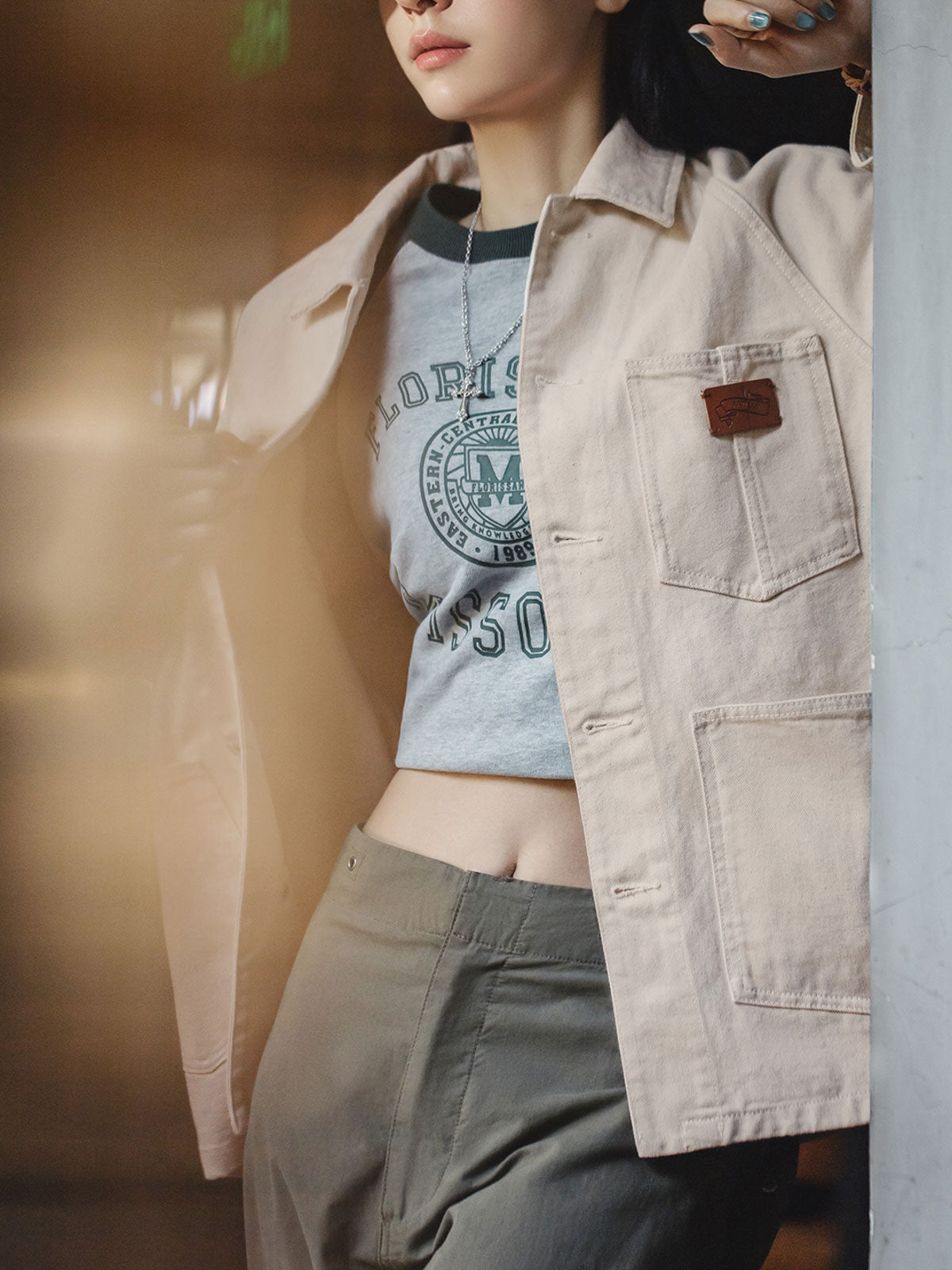 モデル画像:モデルが着用したアメリカンブルーディープデニムジャケットのコーディネート