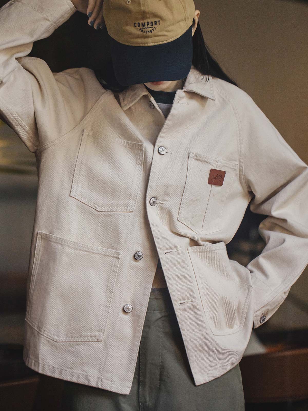 詳細画像:デニムジャケットのラグランスリーブとフラップポケットのディテール図