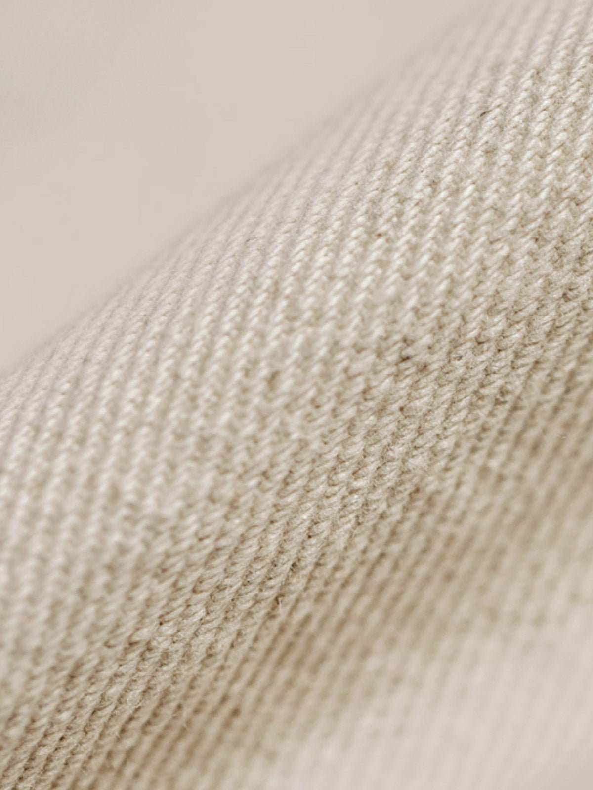 詳細画像:デニムジャケットのラグランスリーブとフラップポケットのディテール図