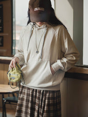 モデル画像:モデルが着用したカジュアルラグランスリーブフード付きスウェットシャツのコーディネート