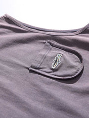 胸の刺繍ロゴとウォッシュ加工の詳細特写