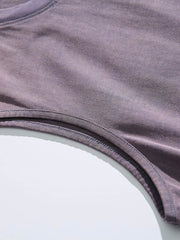 胸の刺繍ロゴとウォッシュ加工の詳細特写