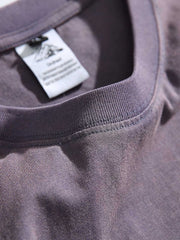 胸の刺繍ロゴとウォッシュ加工の詳細特写