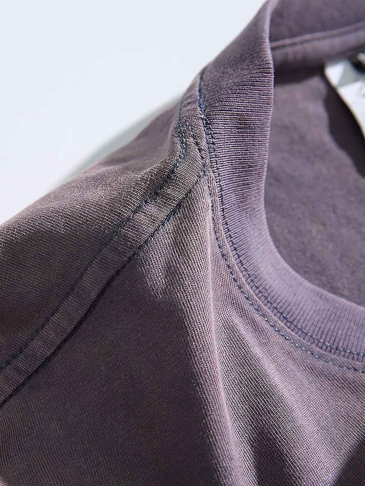 胸の刺繍ロゴとウォッシュ加工の詳細特写