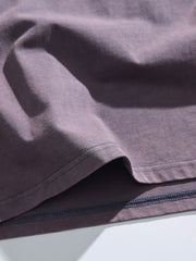 胸の刺繍ロゴとウォッシュ加工の詳細特写