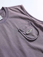 胸の刺繍ロゴとウォッシュ加工の詳細特写