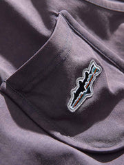 胸の刺繍ロゴとウォッシュ加工の詳細特写