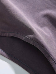 胸の刺繍ロゴとウォッシュ加工の詳細特写