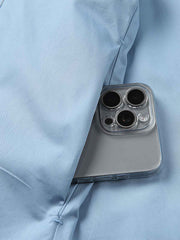 製品画像: クラシックなスタンドカラーと肘パッチが特徴のワークシャツ。シンプルでありながらスタイリッシュなデザインが際立っています。
詳細画像: 非対称ポケットと肘パッチが施されたディテール。デザインと機能性が融合した袖部分が強調されています。