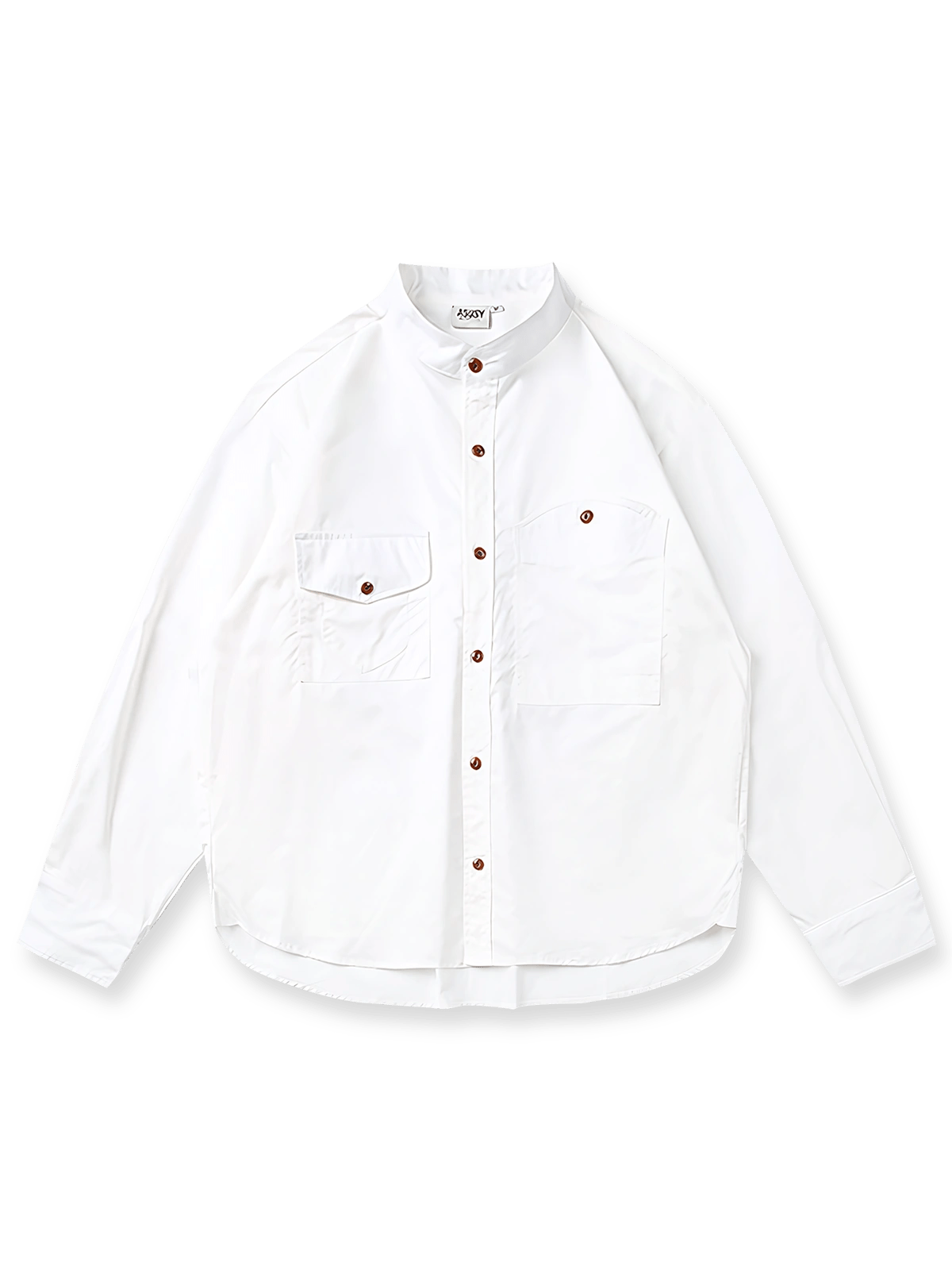 製品画像: クラシックなスタンドカラーと肘パッチが特徴のワークシャツ。シンプルでありながらスタイリッシュなデザインが際立っています。
詳細画像: 非対称ポケットと肘パッチが施されたディテール。デザインと機能性が融合した袖部分が強調されています。