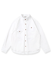 製品画像: クラシックなスタンドカラーと肘パッチが特徴のワークシャツ。シンプルでありながらスタイリッシュなデザインが際立っています。
詳細画像: 非対称ポケットと肘パッチが施されたディテール。デザインと機能性が融合した袖部分が強調されています。