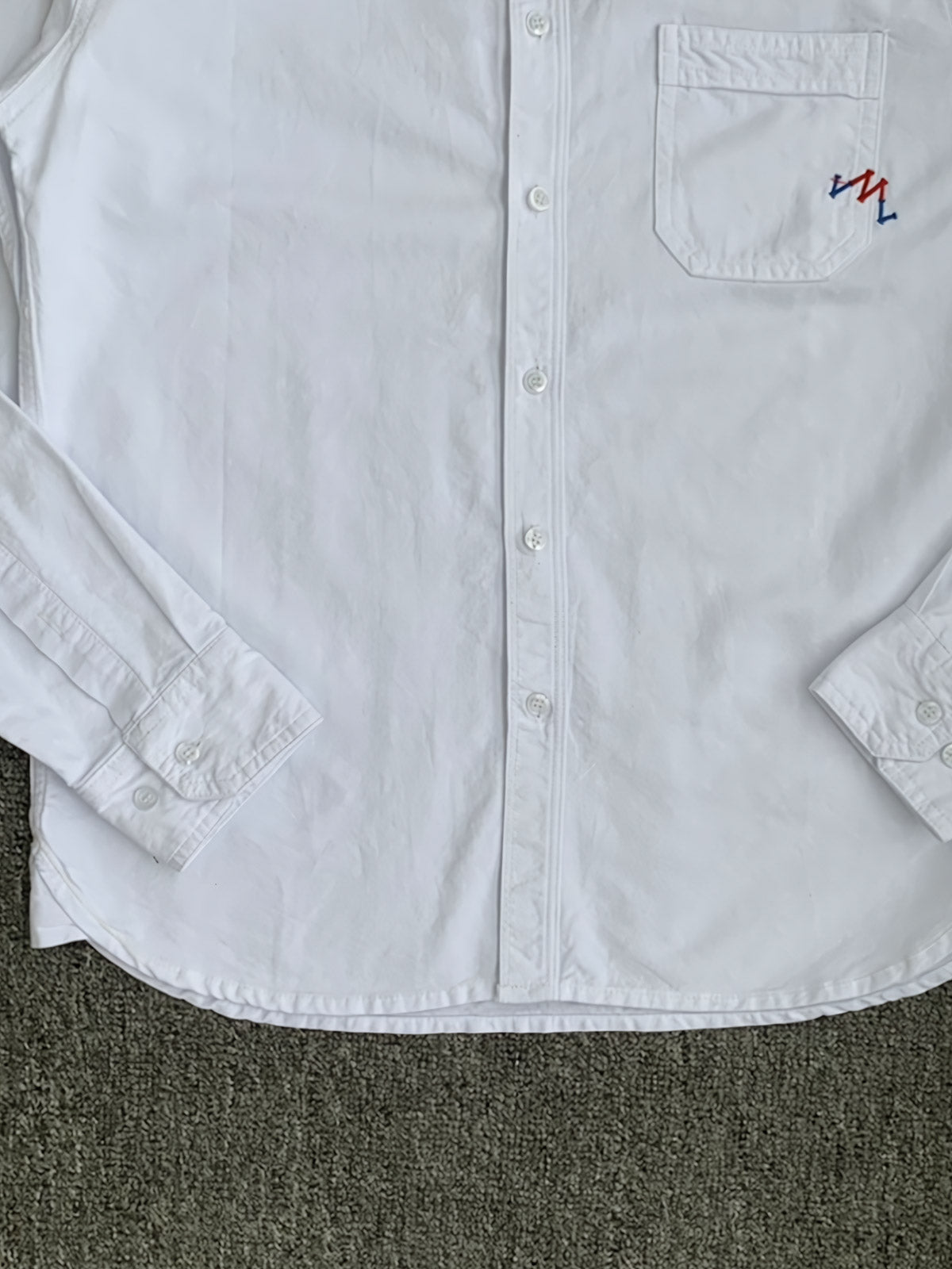 カラフルな刺繍と袖口のディテール