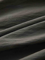 製品画像: アシンメトリーボタンデザインのグレー長袖シャツの正面ビュー
詳細画像: 特別な襟デザインとアシンメトリーボタンのディテール表示