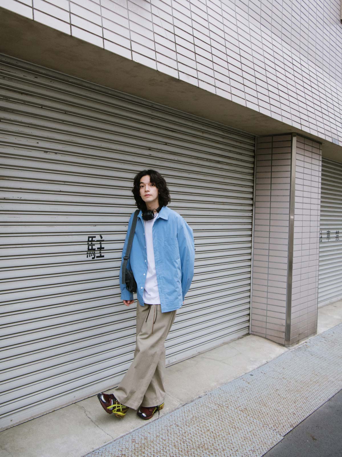 詳細画像: キルティング内側のディテール展示
モデル画像: エクストラウォーム キルティング長袖シャツを着用したスタイリング例