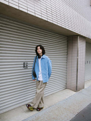 詳細画像: キルティング内側のディテール展示
モデル画像: エクストラウォーム キルティング長袖シャツを着用したスタイリング例