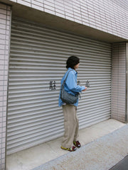 詳細画像: キルティング内側のディテール展示
モデル画像: エクストラウォーム キルティング長袖シャツを着用したスタイリング例