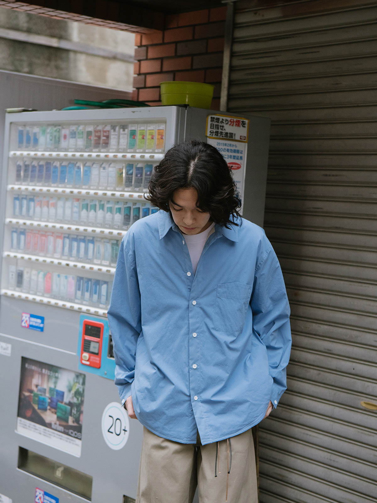 詳細画像: キルティング内側のディテール展示
モデル画像: エクストラウォーム キルティング長袖シャツを着用したスタイリング例