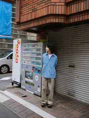 詳細画像: キルティング内側のディテール展示
モデル画像: エクストラウォーム キルティング長袖シャツを着用したスタイリング例