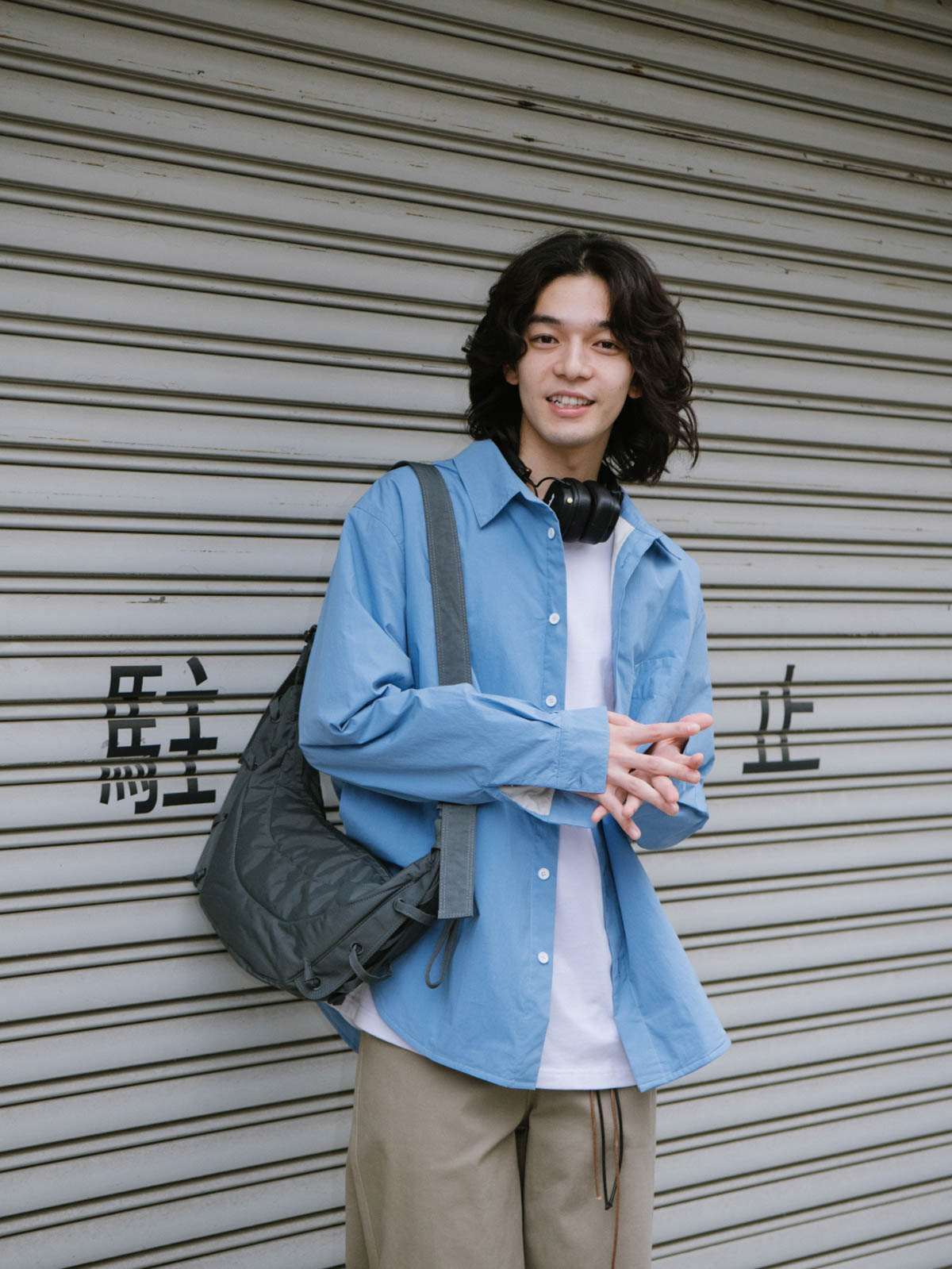 詳細画像: キルティング内側のディテール展示
モデル画像: エクストラウォーム キルティング長袖シャツを着用したスタイリング例