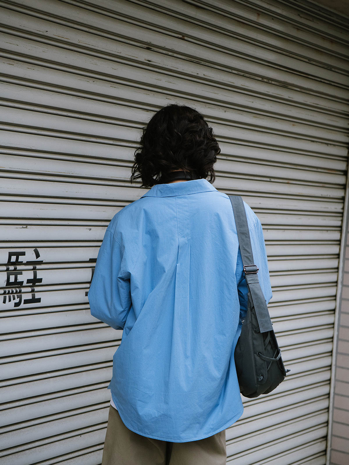 詳細画像: キルティング内側のディテール展示
モデル画像: エクストラウォーム キルティング長袖シャツを着用したスタイリング例