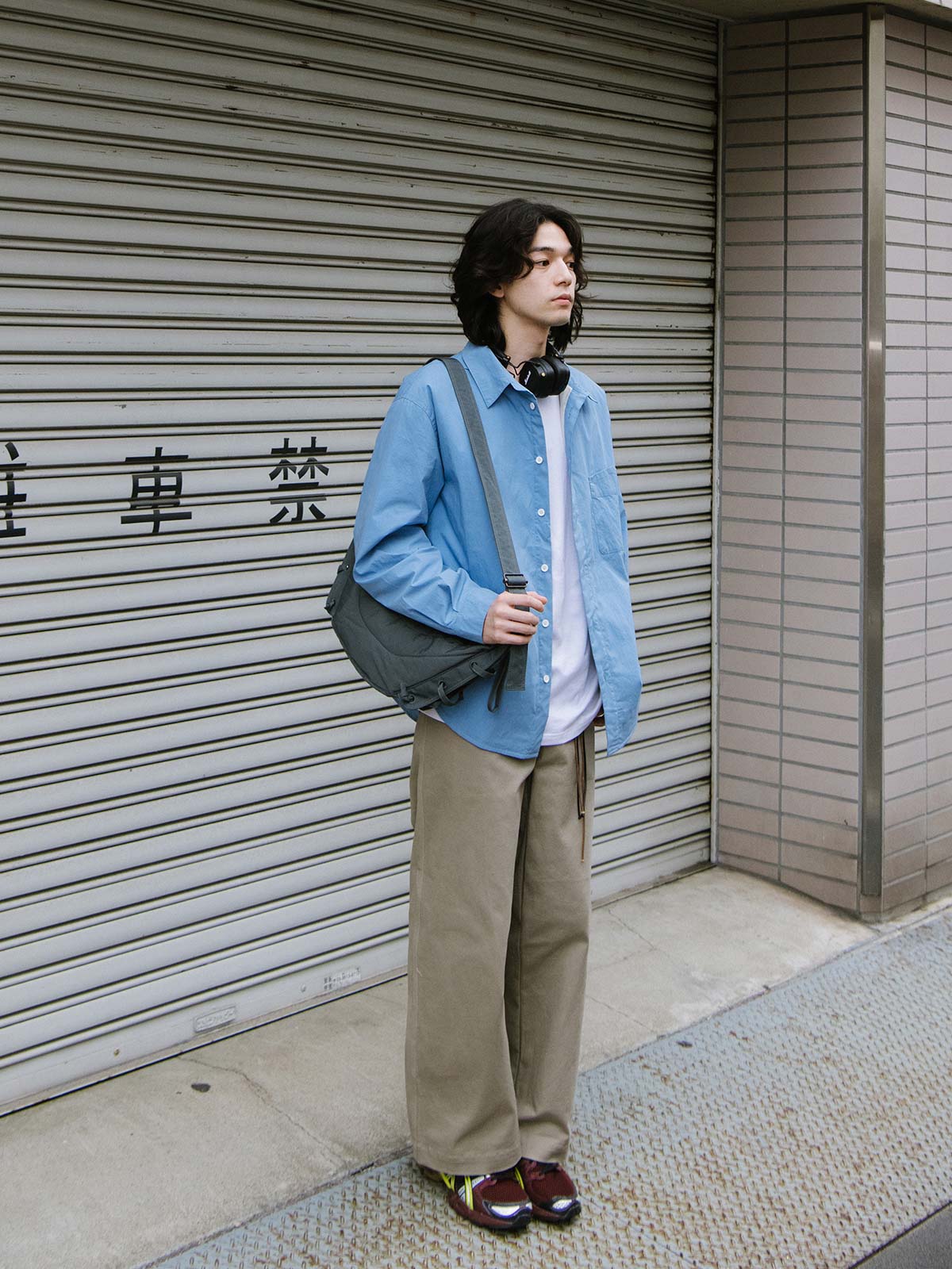 詳細画像: キルティング内側のディテール展示
モデル画像: エクストラウォーム キルティング長袖シャツを着用したスタイリング例