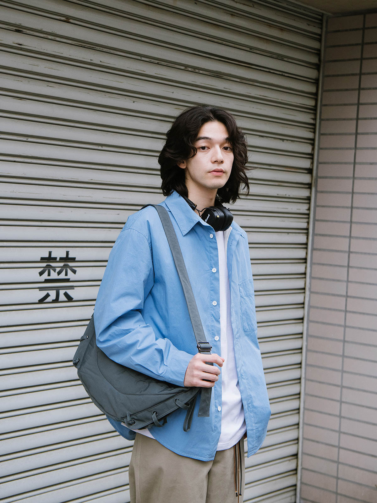 詳細画像: キルティング内側のディテール展示
モデル画像: エクストラウォーム キルティング長袖シャツを着用したスタイリング例