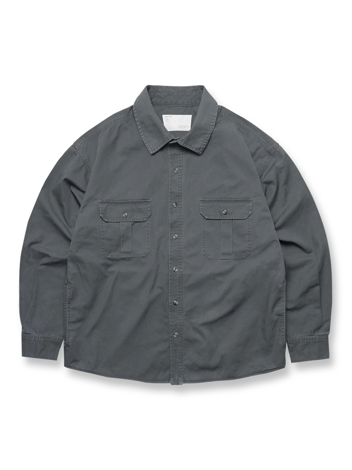 製品画像: 380gコットンウォッシュ加工ダブルポケットワークシャツの平置き写真
詳細画像: 牛角模様ボタンと手縫いクロスステッチのディテール