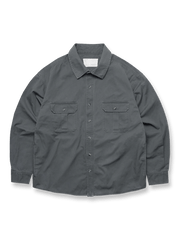 製品画像: 380gコットンウォッシュ加工ダブルポケットワークシャツの平置き写真
詳細画像: 牛角模様ボタンと手縫いクロスステッチのディテール