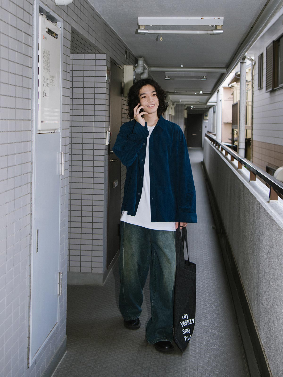 モデル画像: モデルが着用したヴィンテージコーデュロイシャツの全体スタイリング