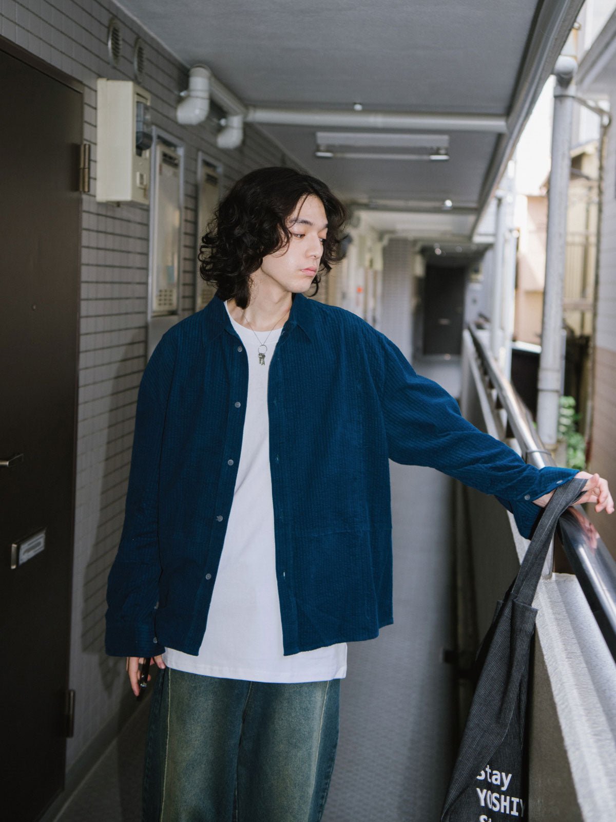 モデル画像: モデルが着用したヴィンテージコーデュロイシャツの全体スタイリング