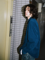 モデル画像: モデルが着用したヴィンテージコーデュロイシャツの全体スタイリング