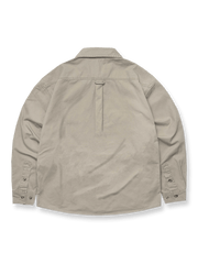 製品画像: 380gコットンウォッシュ加工ダブルポケットワークシャツの平置き写真
詳細画像: 牛角模様ボタンと手縫いクロスステッチのディテール