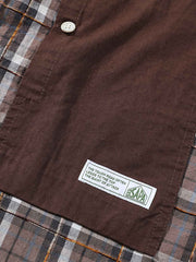 チェックシャツの撞色ポケットのクローズアップ、ユニークなデザインが視覚的焦点を作り出す。