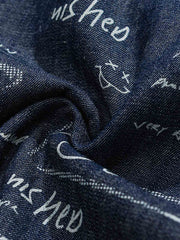 デニム半袖シャツの文字プリントディテール。厳選されたデニム素材と高品質なウォッシュ加工が施され、洗練された外見と耐久性を実現しています。