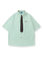 クラシックな学院風青白ストライプ半袖シャツ、シンプルなポケットとシャツカラー付き。