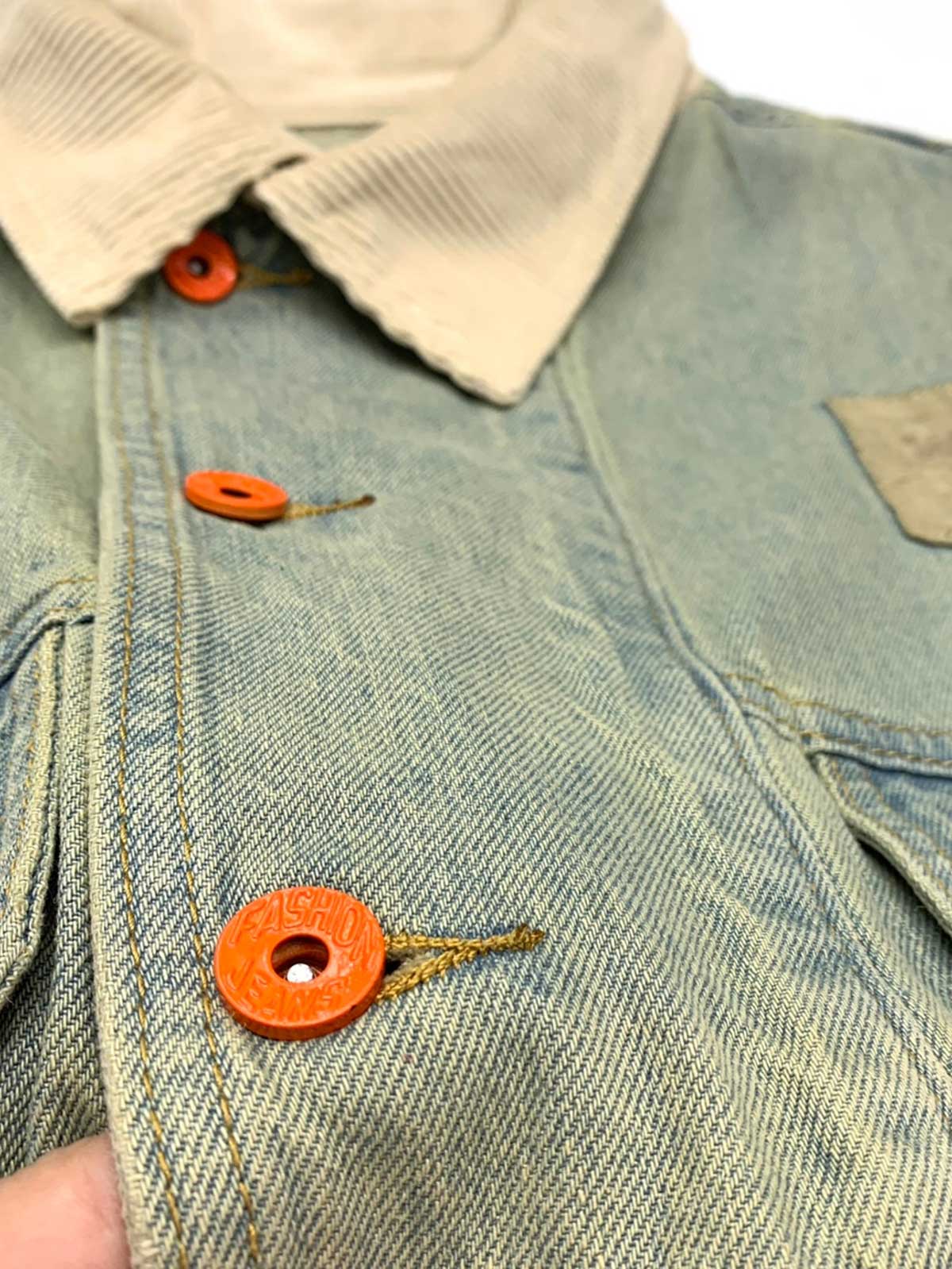 製品画像: コーデュロイ襟付きの重ウォッシュドデニムジャケット
詳細画像: コーデュロイ襟とオレンジ色のボタンがアクセントのディテール