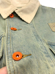 製品画像: コーデュロイ襟付きの重ウォッシュドデニムジャケット
詳細画像: コーデュロイ襟とオレンジ色のボタンがアクセントのディテール