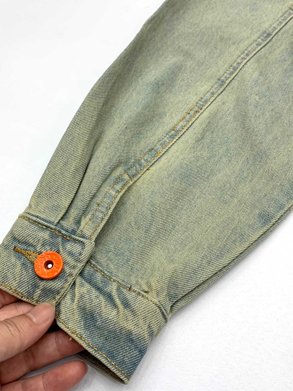 製品画像: コーデュロイ襟付きの重ウォッシュドデニムジャケット
詳細画像: コーデュロイ襟とオレンジ色のボタンがアクセントのディテール