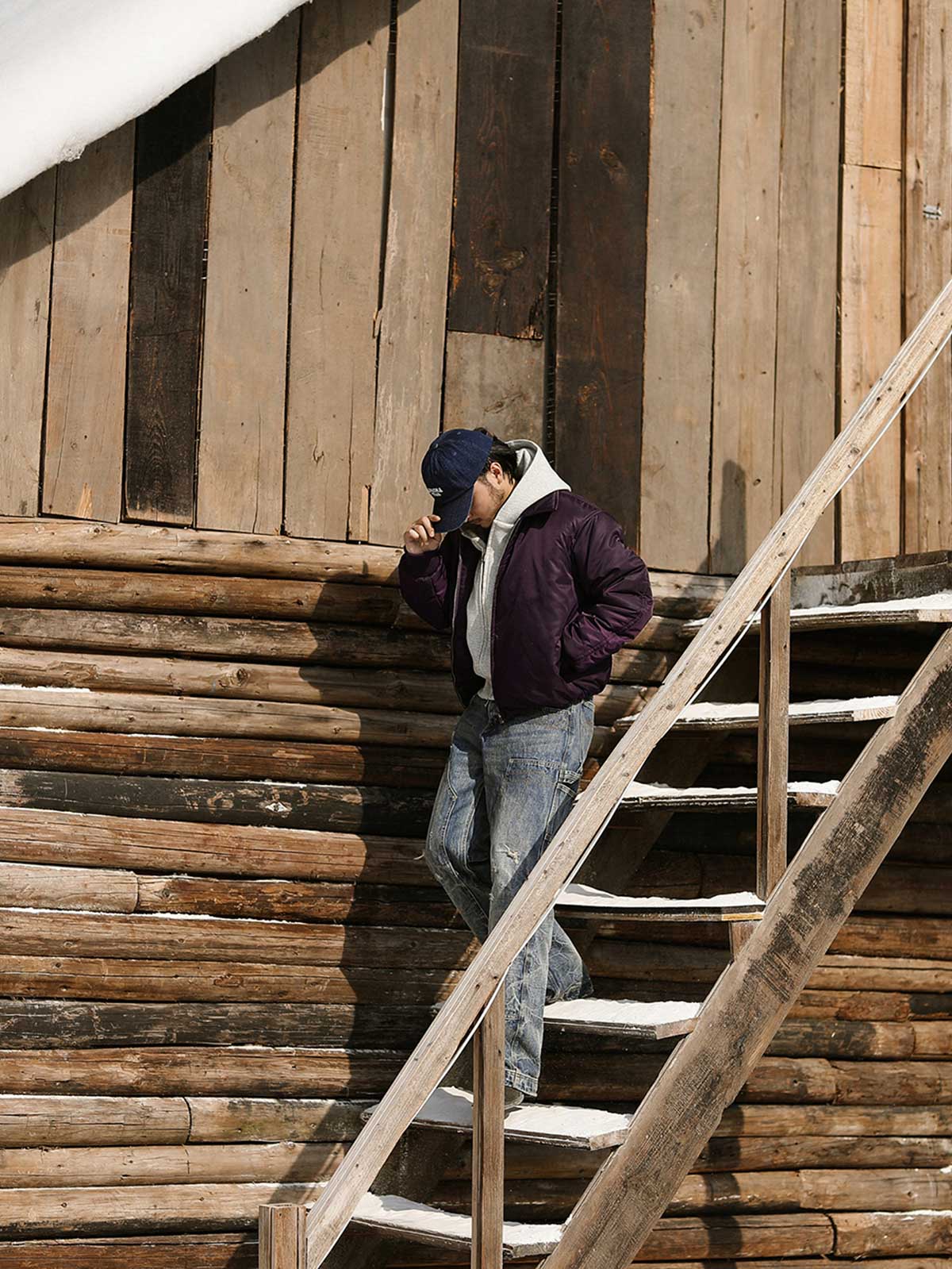 詳細画像: ピークドラペルと立体的なシルエットのディテール展示
モデル画像: フライトジャケットを着用したスタイリング例