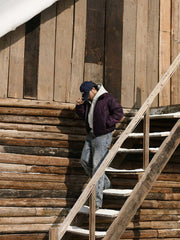 詳細画像: ピークドラペルと立体的なシルエットのディテール展示
モデル画像: フライトジャケットを着用したスタイリング例